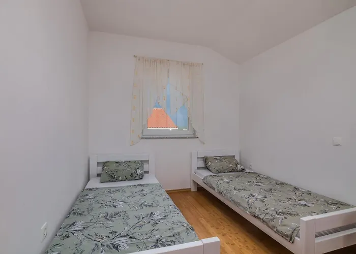 Lucia Apartman *