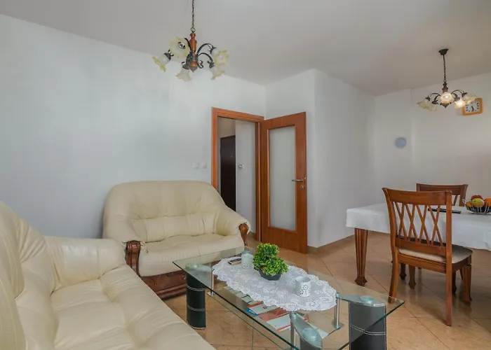 Lucia Apartman *